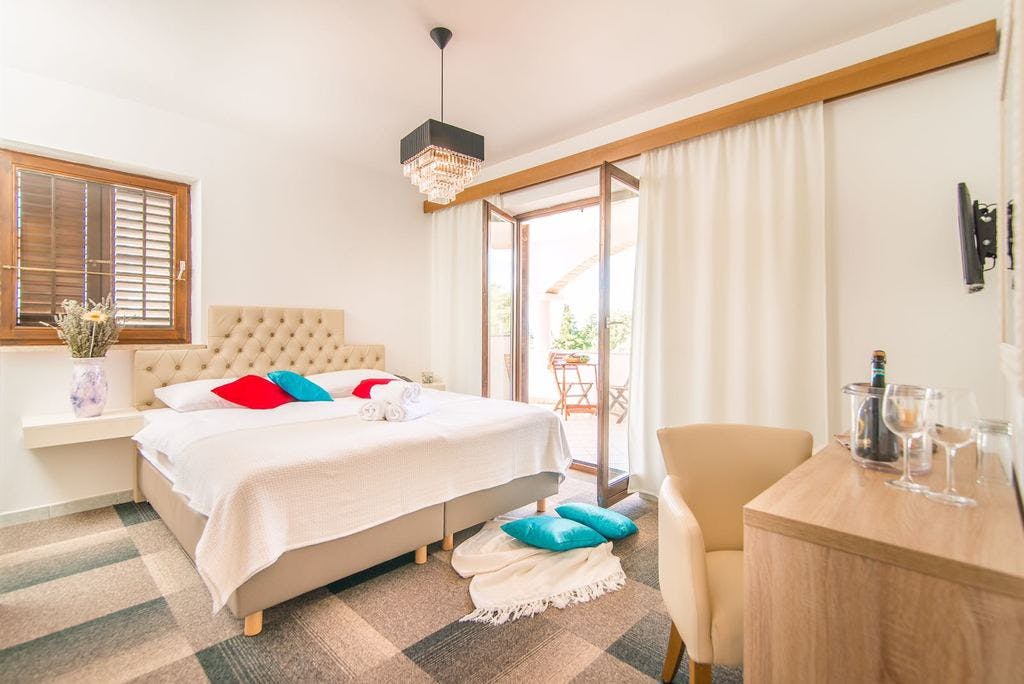Hotel Villa Vrsar - Konec poletja v Istri, Vrsar, Hrvaška - 180 EUR - 2x nočitev v dvoposteljni sobi z balkonom za 2 osebi, Zajtrk