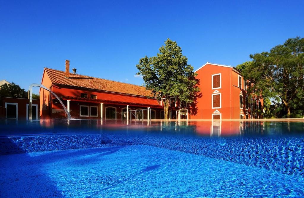 Hotel Villa Donat – Last minute odmor u Ilirija Resortu, Sv. Filip Jakov, Dalmacija, Hrvatska – 1.848 HRK – 2x noćenje u dvokrevetnoj Comfort sobi za 2 osobe (1 dijete do 11,99 godina besplatno), 2x puni pansion za 2 osobe