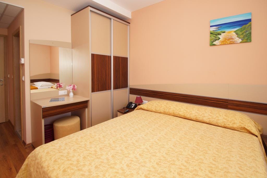 Hotel Posejdon - All inclusive poletje na Korčuli , Vela Luka, Korčula, Dalmacija, Hrvaška - 729 EUR - 5x nočitev v dvoposteljni Standard sobi (stran park) s francoskim balkonom za 2 osebi, All inclusive
