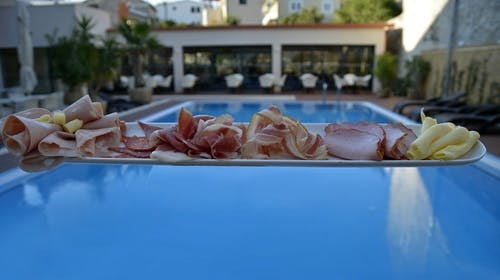 Hotel Borovnik – Manifestacija “Dani otvorenih kušaonica”, Tisno, otok Murter, Dalmacija, Hrvatska – 4.498 HRK – 4x noćenje u dvokrevetnoj Superior sobi za 2 osobe (1 dijete do 12 godina besplatno), Polupansion (doručak i večera s uključenim pićem) 