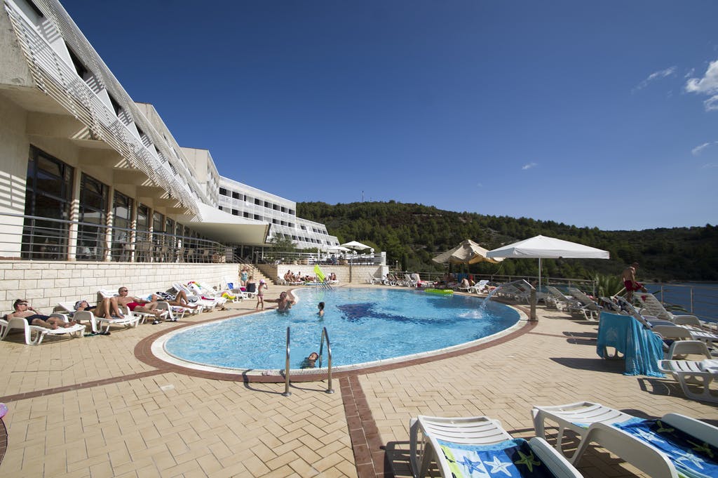 Adria All Inclusive Hotel – Last minute odmor na Korčuli, Vela Luka, Korčula, Dalmacija, Hrvatska – 2.071 HRK – 3x noćenje s all inclusive za 2 osobe (1 dijete do 6,99 godina besplatno), Korištenje vanjskog bazena