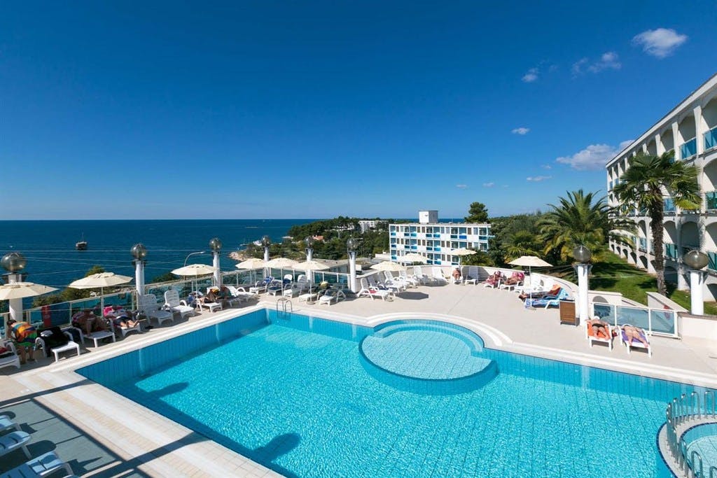 Hotel Gran Vista Plava Laguna – Ljeto u Poreču, Poreč, Istra, Hrvatska – 5.706 HRK – 7x noćenje u dvokrevetnoj Klasik sobi s balkonom morska strana za 2 osobe (1 dijete do 11,99 godina besplatno), 7x polupansion za 2 osobe