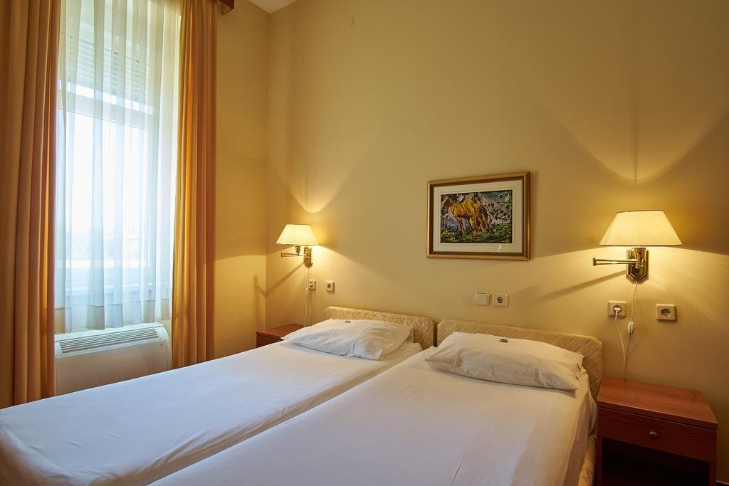 Hotel Vila Ružica - Septembrsko aktivno poletje v Crikvenici, Crikvenica, Hrvaška - 295,90 EUR - 2x nočitev v dvoposteljni sobi (stran park) v depandansi Vila Coletlli in paviljonih za 2 osebi, Polpenzion