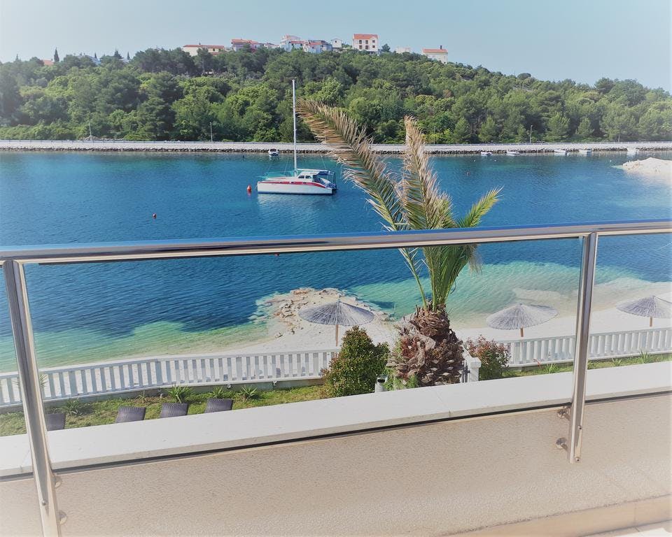 Resort Perla - Hotel Perla - Avgust v Dalmaciji, Rogoznica, Hrvaška - 460 EUR - 2x nočitev v Standard sobi z balkonom in delnim pogledom na morje za 2 osebi, Polpenzion (samopostrežni zajtrk in večerja)