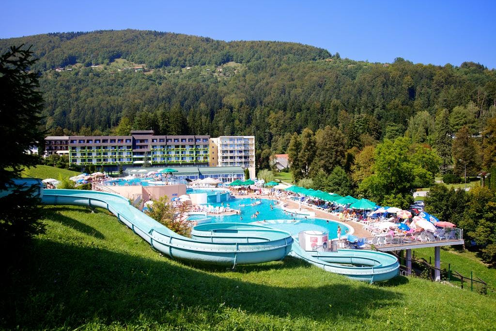 Terme Topolšica – Ljeto u Hotelu Vesna, Topolšica, Slovenija – 1.967 HRK – 3x noćenje u standard dvokrevetnoj sobi za 2 osobe (1. dijete do 12 godina i 2. dijete do 6 godina besplatno), 3x polupansion za 2 osobe