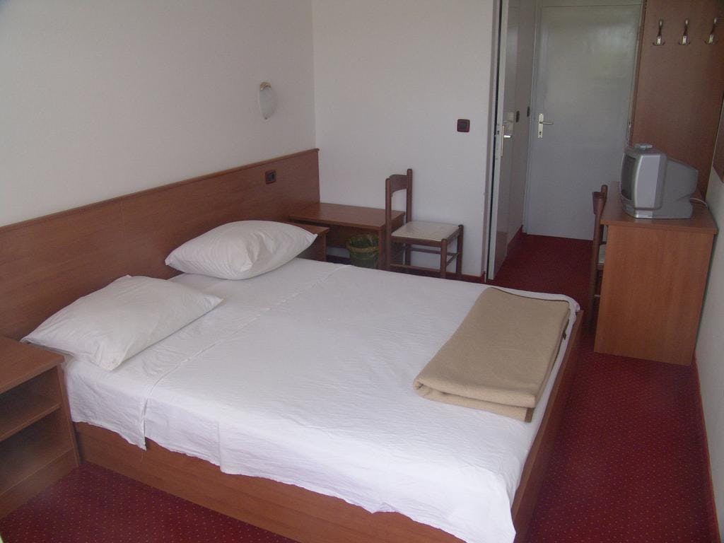 Hotel Luka - Last minute poletni oddih kot nekoč v srcu slikovite Dalmacije, Luka, Hrvaška - 612 EUR - 4x nočitev v dvoposteljni sobi za 2 osebi (1 otrok do 11,99 let brezplačno), Polpenzion