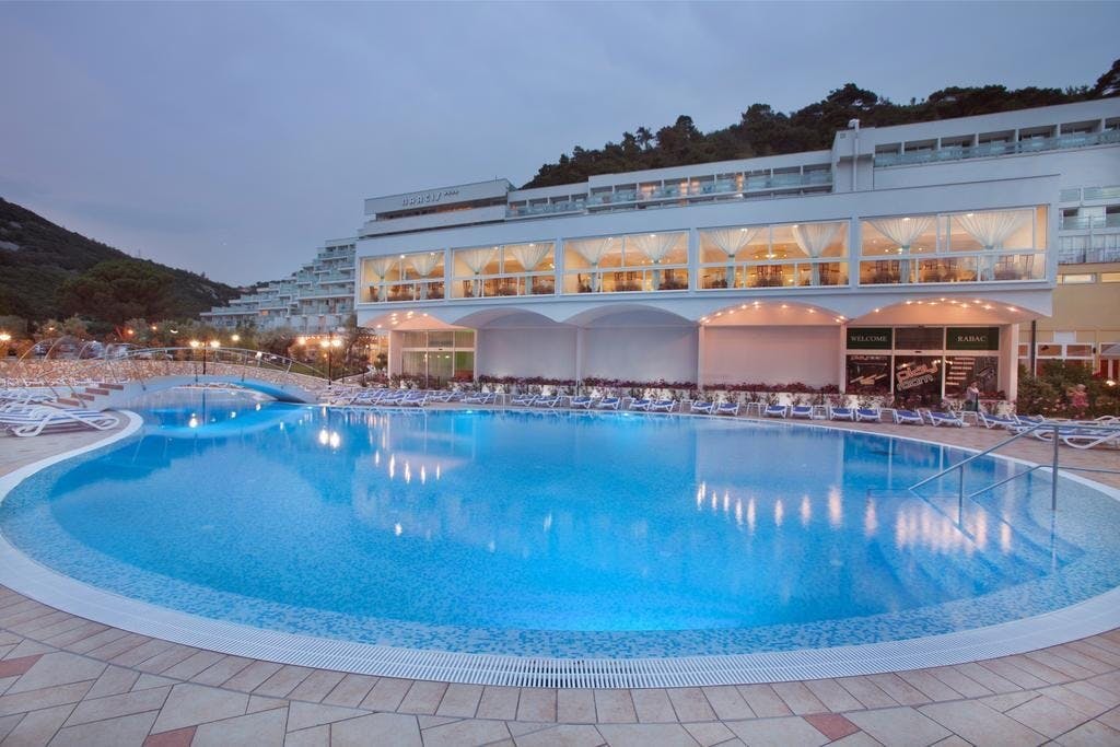 Hotel Narcis – Odmor na Rapcu, Rabac, Istra, Hrvatska – 4.289 HRK – 5x noćenje s polupansionom za 2 osobe, 1 piće uz večeru (voda i vino 0,25 l ili pivo 0,2 l ili sok 0,2 l)