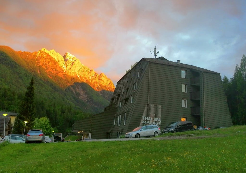 Hotel Alpina – Odmor u Kranjskoj Gori, Kranjska Gora, Slovenija – 439 HRK – 1x noćenje s doručkom u dvokrevetnoj Standard sobi za 2 osobe (1 dijete do 6 godina besplatno), 1x ulaz u hotelski SPA