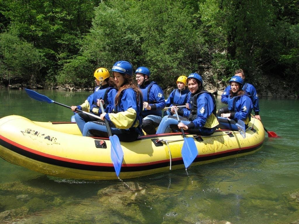 Adrenalinski spust po rijeci Kupi – obiteljski paket, Osilnica, Slovenija – 439 HRK – 1x avanturistički spust po rijeci Kupi s kanuima Outsider ili kajacima Sit on top za 3 osobe (2 odrasle osobe i 1 dijete od 7 do 14,99 godina), 1x ručak za 3 osobe