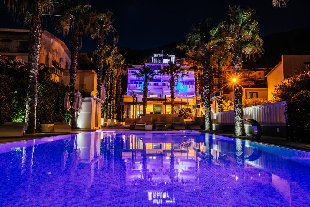 Hotel Damianii – Luksuzna wellness bajka u Junior Suite s jacuzzijem, Omiš, Hrvatska – 1.499 HRK – 2x noćenje u Junior Suite za 2 osobe, 2x á la carte doručak za 2 osobe