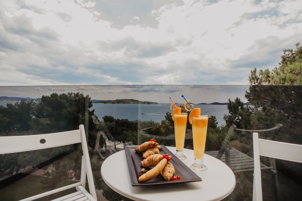 Villas Arausana & Antonina - Poletje ob morju - Posebna akcija, Vodice, Hrvaška - 504 EUR - 3x nočitev v dvoposteljni sobi z balkonom (morska stran) za 2 osebi (1 otrok do 11,99 let in 2. otrok do 2,99 let brezplačno), Polpenzion