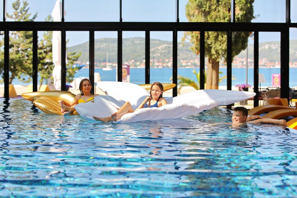 Ilirija Resort – Hotel Ilirija – Ljeto u Biogradu, Biograd na Moru, Dalmacija, Hrvatska – 4.373 HRK – 5x noćenje u dvokrevetnoj Comfort sobi za 2 osobe (1 dijete do 12 godina besplatno), 5x polupansion za 2 osobe