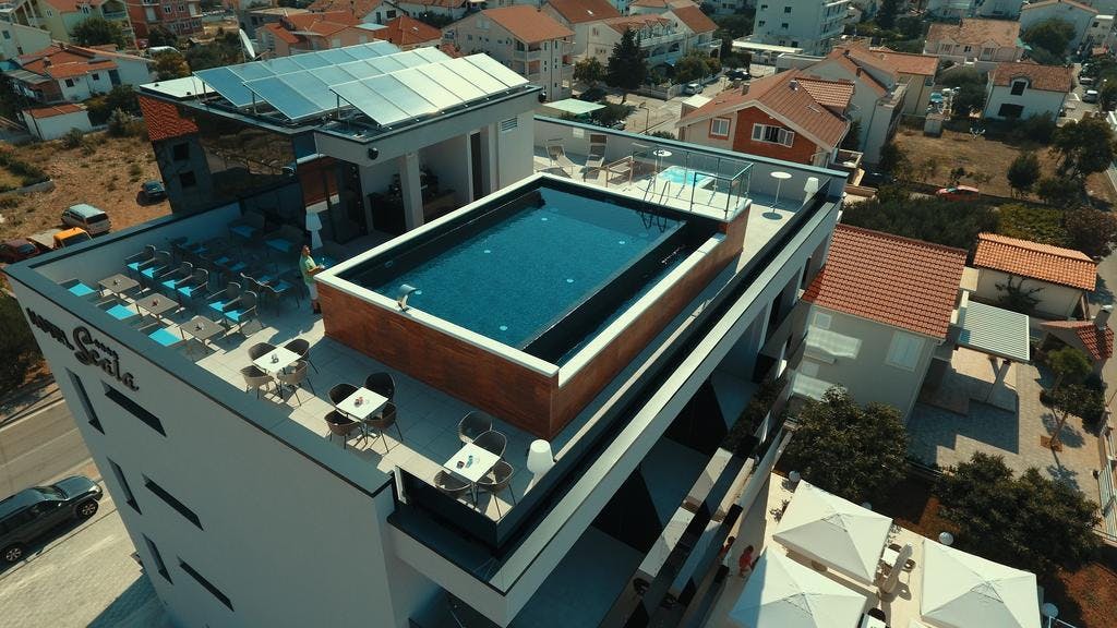 Hotel Scala – Početak ili kralj ljeta u wellness hotelu u Vodicama, Vodice, Dalmacija, Hrvatska – 1.503 HRK – 2x noćenje s doručkom u dvokrevetnoj Standard sobi za 2 osobe, 1x 2-satno korištenje privatnog wellnessa (2 saune, jacuzzi i tuš kabina)