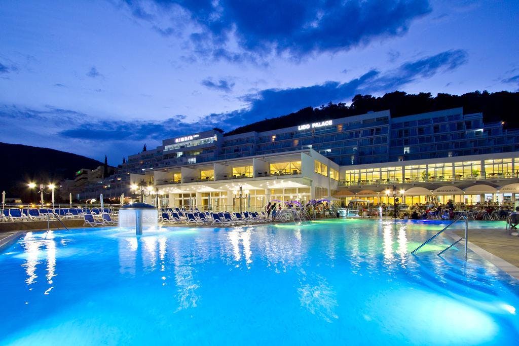 Hotel Mimosa Lido Palace – Last minute luksuzno opuštanje u Rapcu, Rabac, Istra, Hrvatska – 1.172 HRK – 2x noćenje s polupansionom za 2 osobe (dijete do 6,99 godina besplatno), 1 piće uz večeru (voda i vino 0,25 l ili pivo 0,2 l ili sok 0,2 l)