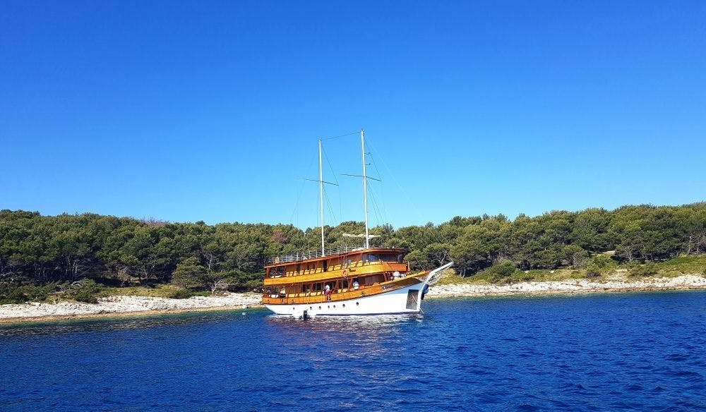 Krstarenje po najljepšim dijelovima Jadrana – Biseri Jadrana, Split, Dalmacija, Hrvatska – 4.448 HRK – 8-dnevno krstarenje brodom po ruti: Split – Bol – Korčula – Dubrovnik – Mljet – Makarska – Brač – Split, 7x noćenje u dvokrevetnoj kabini (s privatnom kupaonicom) s polupansionom za 1 osobu