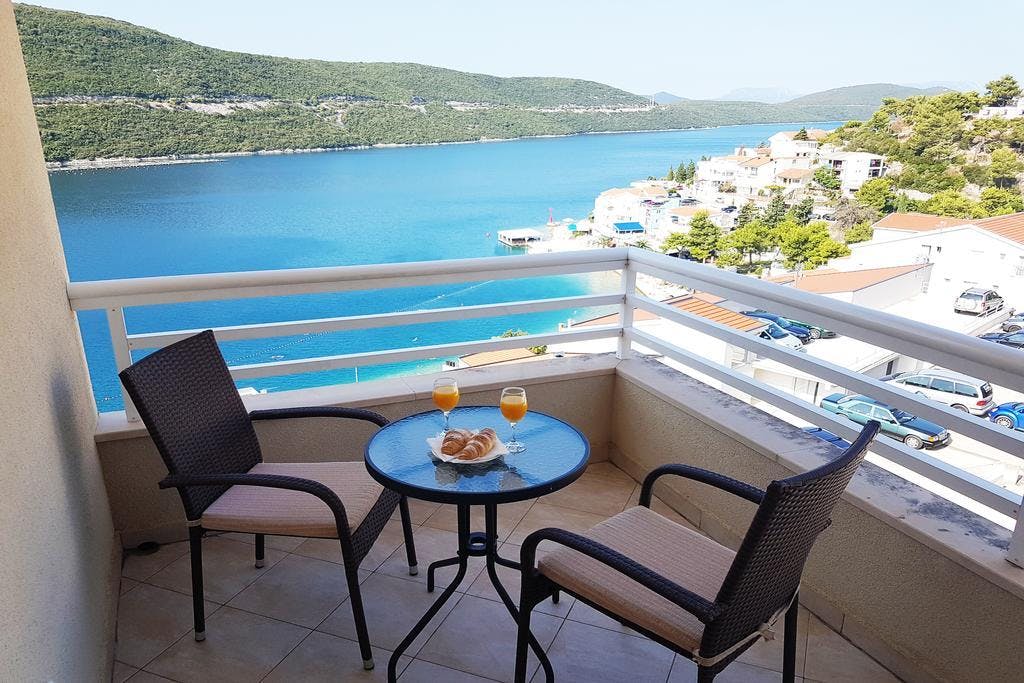 Hotel Agava - Poletje v Neumu, Neum, Bosna in Hercegovina - 731 EUR - 5x nočitev v dvoposteljni sobi z balkonom pogled morje za 2 osebi (1 otrok do 6,99 let brezplačno), Polpenzion (samopostrežna zajtrk in večerja)