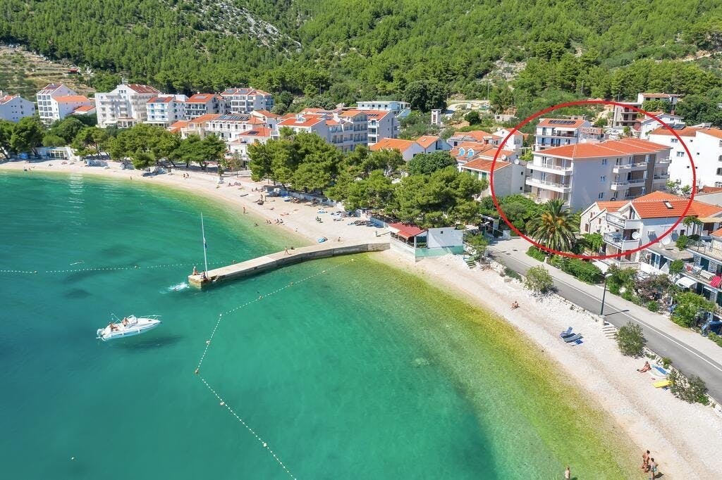 Hotel Hani – Obiteljski paket u hotelu na plaži Makarske rivijere, Drvenik, Dalmacija, Hrvatska – 8.720 HRK – 7x noćenje s polupansionom u hotelskom Apartmanu (Suite) za 2 osobe (2 djece do 12 godina boravi besplatno), Piće dobrodošlice