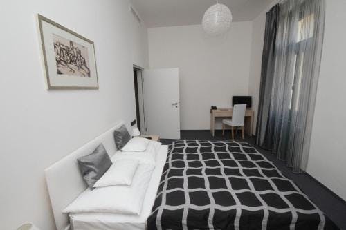Hotel Arkadia Pecs, Pecs, Madžarska - 121 EUR - 3x nočitev v dvoposteljni sobi za 2 osebi, Bogat zajtrk