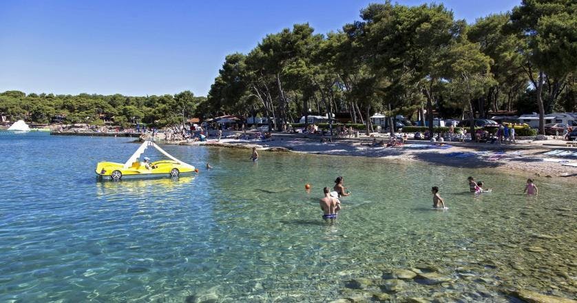 Kamp park Soline – First minute ljeto, Biograd na Moru, Dalmacija, Hrvatska – 3.859 HRK – 7x noćenje u mobilnoj kućici za do 5 osoba (4 odrasle osobe i 1 dijete do 6 godina), Korištenje elektrike, vode i plina