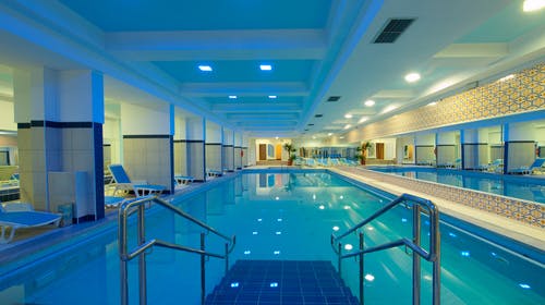 Maslinica Resort, Hotel Hedera – Romantični ili obiteljski proljetni wellness u Rapcu, Rabac, Istra, Hrvatska – 1.360 HRK – 2x noćenje s polupansionom u Superior dvokrevetnoj sobi s balkonom i pogledom na more za 2 osobe (1 dijete do 12. godina boravi besplatno), Ulaznica u trajanju od 3 sata za Wellness usluge suvremenog centra za njegu i ljepotu u hotelu Hedera