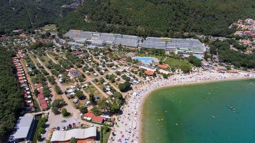 Maslinica Resort, Hotel Hedera – Romantični ili obiteljski proljetni wellness u Rapcu, Rabac, Istra, Hrvatska – 1.738 HRK – 2x noćenje s polupansionom u Superior dvokrevetnoj sobi s balkonom i pogledom na more za 2 osobe (1 dijete do 12. godina boravi besplatno), Ulaznica u trajanju od 3 sata za Wellness usluge suvremenog centra za njegu i ljepotu u hotelu Hedera