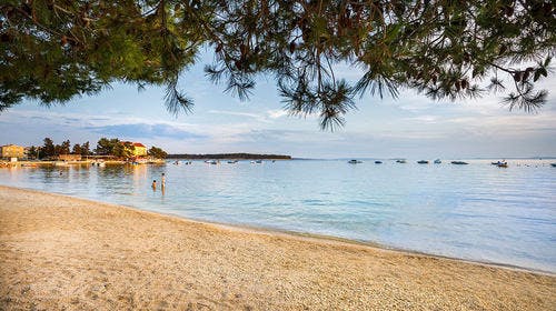 Padova Premium Camping Resort by Valamar, Banjol, Rab, Hrvatska – 848 HRK – 2x noćenje u Marine Premium Camping Home za do 6 osoba (4 odrasle osobe i 2 djece do 12 godina), Super Maro obiteljske pogodnosti i cjelodnevna zabava za djecu