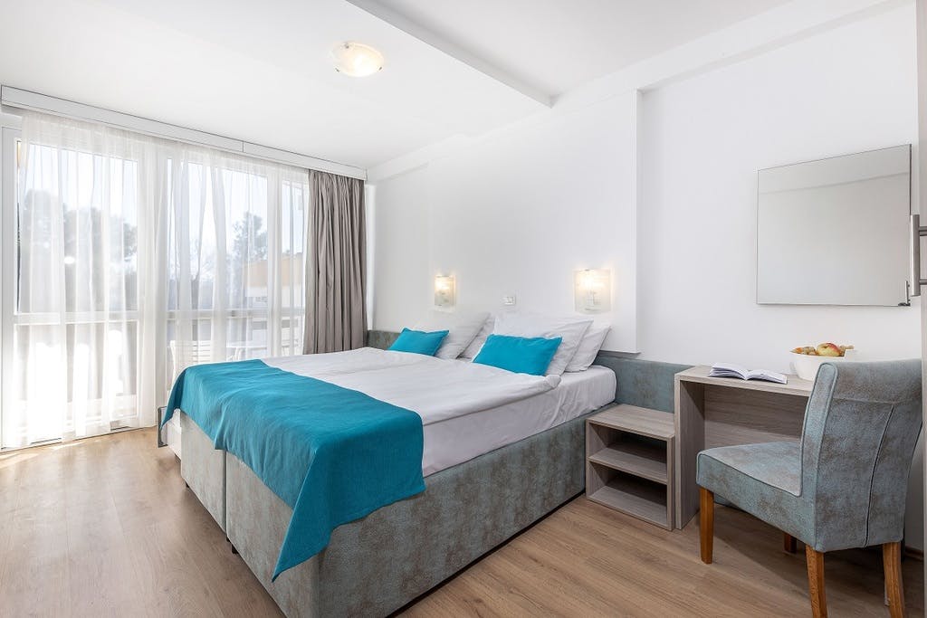 Hotel Slaven Annex - Poletje ob čudoviti plaži - Posebna akcijska cena, Selce, Hrvaška - 305 EUR - 2x nočitev v dvoposteljni Standard sobi z balkonom morska stran za 2 osebi (1 otrok do 11,99 let brezplačno), Polpenzion