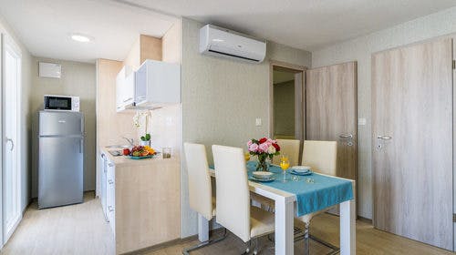 Kamp Tiha Šilo – Mobilna kućica Premium Family, Šilo, Krk, Hrvatska – 2.962 HRK – 5x noćenje u Premium Familiy (4+2) mobilnoj kućici za 4 osobe (2 djece do 12 godina besplatno), 1x tijekom boravka korištenje tenis terena u trajanju od 1 sat