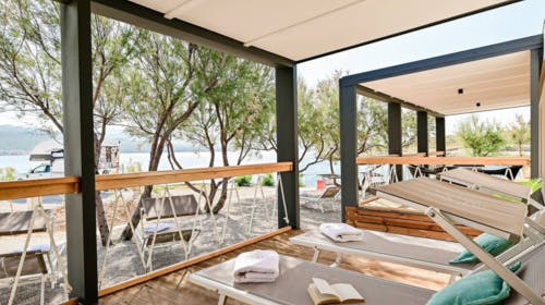 Kamp Tiha Šilo – Mobilna kućica Mediteran Standard, Šilo, otok Krk, Hrvatska – 2.375 HRK – 5x noćenje u Standard Mediteran mobilnoj kućici za 4 osobe , 1x tradicionalni ručak u restoranu Portić