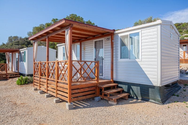 Camping Village Poljana - Mobilna hiška - Last minute oddih na Malem Lošinju, Mali Lošinj, Hrvaška - 290 EUR - 2x nočitev v mobilni hiški Bellavista za 4 osebe (1 otrok do 11,99 let brezplačno), Uporaba elektrike, plina in vode