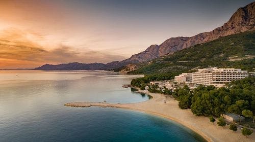 Aminess Khalani Beach Hotel – First minute, Makarska, Dalmacija, Hrvatska – 3.855 HRK – 2x noćenje u sobi Atrium Double za 2 osobe (1. dijete do 13,99 godina boravi besplatno), Polupansion (doručak i večera)