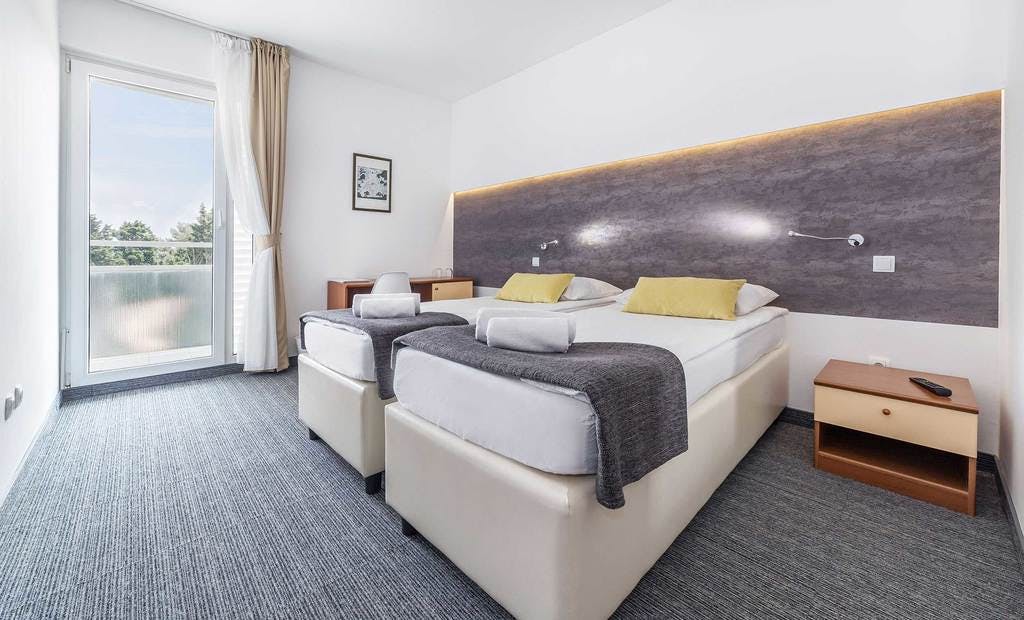Hotel Punta Vodice - Družinska all inclusive light jesen s pridihom wellnessa, Vodice, Dalmacija, Hrvaška - 207 EUR - 2x nočitev v dvoposteljni Standard sobi z balkonom stran morje za 2 osebi (1 otrok do 11,99 let in 2. otrok do 2,99 let brezplačno), All inclusive light