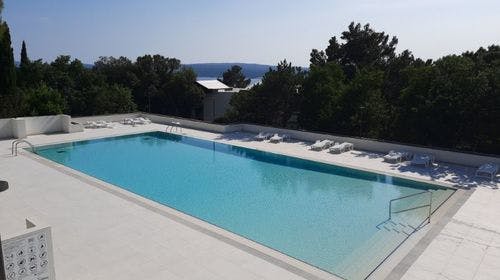 Holiday resort Ad Turres – Family paket – First minute, Crikvenica, Hrvatska – 8.018 HRK – 7x noćenje u dvokrevetnoj Standard sobi u annexu s balkonom morska strana za 2 osobe (2 djece do 11,99 godina besplatno), Polupansion