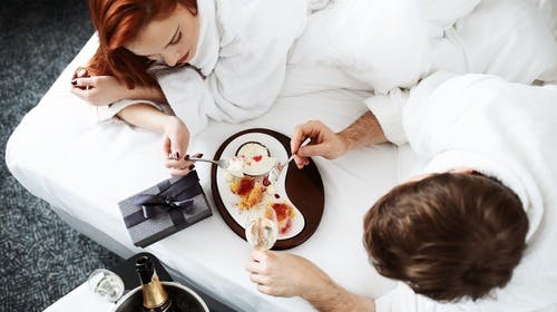 Hotel Mona Plaza – Valentinovo u Beogradu  , Beograd, Srbija – 713 HRK – 1x noćenje u Standard sobi za 2 osobe, Polupansion (doručak i romantična večera s predjelom, glavnim jelom, desertom i 1 čašom proseka po osobi)