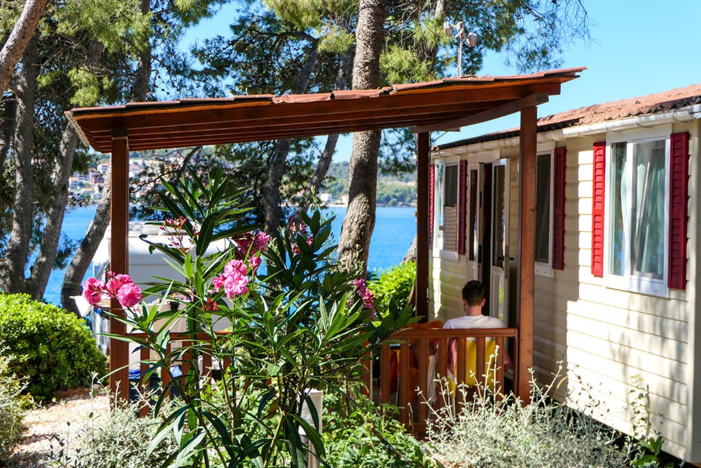 Kamp Rožac - Comfort kućica - Pozdrav ljetu u Trogiru