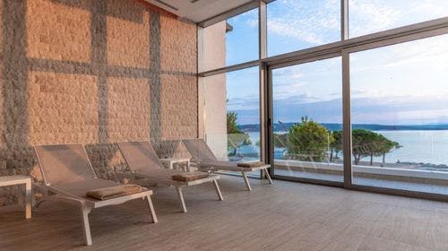 Hotel Miramare – Prvosvibanjski wellness odmor, Crikvenica, Hrvatska – 1.980 HRK – 2x noćenje u Superior sobi za 2 osobe, Polupansion (bogati buffet doručak i večera)