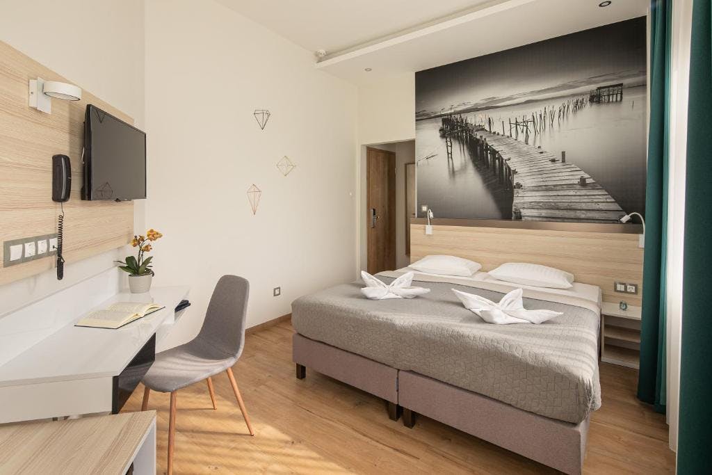 Kristály Hotel Keszthely - Poletni oddih, Keszthely, Madžarska - 280 EUR - 2x nočitev v Deluxe sobi za 2 osebi, Polpenzion