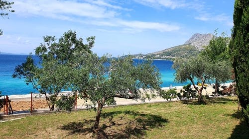 Hotel Brzet – Obiteljski odmor u srcu Dalmacije, Omiš, Dalmacija, Hrvatska – 1.193 HRK – 3x noćenje u dvokrevetnoj sobi s balkonom i pogledom na more za 2 osobe (1 dijete do 11,99 godina i 1 dijete do 5,99 godina besplatno), Polupansion (doručak i večera)
