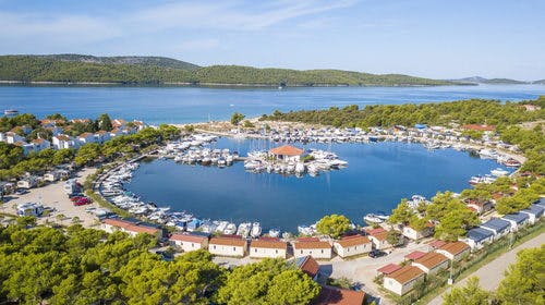 Adriatic Kamp – Mobilne kućice Kamp Solaris, Šibenik, Dalmacija, Hrvatska – 750 HRK – 2x noćenje u mobilnoj kućici Moda (M63C) ili Moda plus (M63D) za 6 osoba, Korištenje vanjskih bazena (nisu grijani, otvaraju se 1. 5.)