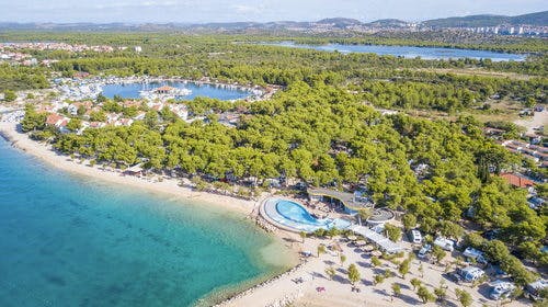 Adriatic Kamp – Mobilne kućice Kamp Solaris, Šibenik, Dalmacija, Hrvatska – 1.531 HRK – 5x noćenje u mobilnoj kućici Moda (M63C) ili Moda plus (M63D) za 6 osoba, Korištenje vanjskih bazena (nisu grijani, otvaraju se 1. 5.)