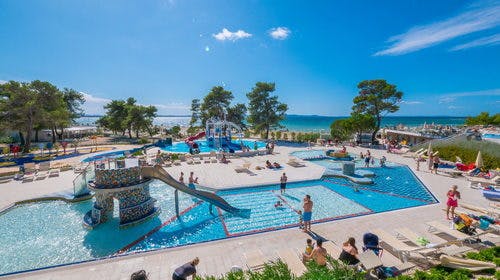 Adriatic Kamp – Mobilne kućice Camping Zaton, Zaton, Dalmacija, Hrvatska – 750 HRK – 2x noćenje u mobilnoj kućici Moda plus (M63D) za 6 osoba, Korištenje vanjskih bazena (2 bazena su grijana)