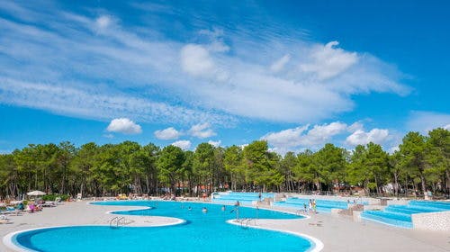 Adriatic Kamp – Mobilne kućice Camping Zaton, Zaton, Dalmacija, Hrvatska – 1.500 HRK – 5x noćenje u mobilnoj kućici Moda plus (M63D) za 6 osoba, Korištenje vanjskih bazena (2 bazena su grijana)