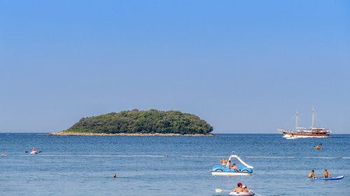 Adriatic Kamp – Mobilne kućice ili glamping šator Camping Valkanela, Vrsar, Istra, Hrvatska – 1.500 HRK – 5x noćenje u mobilnoj kućici Moda plus (M63D), Moda (M63C) ili Safari šatoru XXL za 6 osoba, Korištenje vanjskih bazena