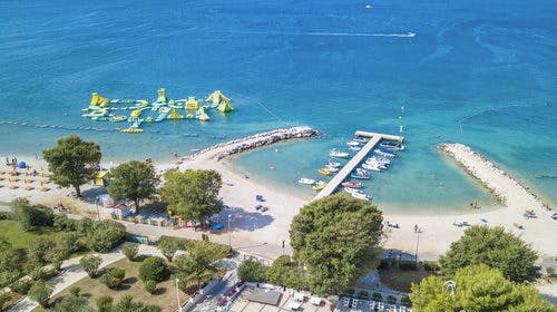 Adriatic Kamp – Mobilne kućice ili glamping šator Camping Bi Village, Fažana, Istra, Hrvatska – 1.500 HRK – 5x noćenje u mobilnoj kućici Moda plus (M63D) ili Safari šatoru (TLUX) za 6 osoba, Korištenje grijanog bazena