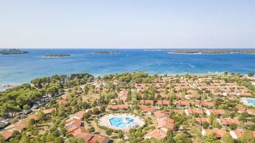 Adriatic Kamp – Mobilne kućice ili glamping šator Camping Bi Village, Fažana, Istra, Hrvatska – 750 HRK – 2x noćenje u mobilnoj kućici Moda plus (M63D) ili Safari šatoru (TLUX) za 6 osoba, Korištenje grijanog bazena