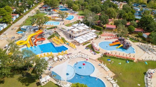 Adriatic Kamp – Mobilne kućice Camping Lanterna, Tar, Istra, Hrvatska – 750 HRK – 2x noćenje u mobilnoj kućici Moda plus (M63D) za 6 osoba, Korištenje donjeg grijanog aquaparka (tobogani i gusarski brod)