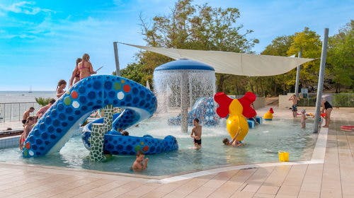 Adriatic Kamp – Mobilne kućice Camping Lanterna, Tar, Istra, Hrvatska – 1.500 HRK – 5x noćenje u mobilnoj kućici Moda plus (M63D) za 6 osoba, Korištenje donjeg grijanog aquaparka (tobogani i gusarski brod)