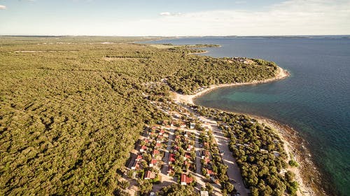 Adriatic Kamp – Glamping šator Camping Mon Perin, Bale, Istra, Hrvatska – 1.500 HRK – 5x noćenje u Safari šatoru XL ili Safari šatoru XXL za 6 osoba, Završno čišćenje