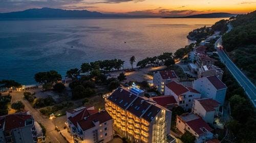 Hotel Bella Vista – Proljetni ili jesenski wellness odmor u Drveniku, Drvenik, Makarska rivijera, Dalmacija, Hrvatska – 2.813 HRK – 5x noćenje u dvokrevetnoj sobi pogled park za 2 osobe (1. dijete do 12 godina i 2. dijete do 3 godine besplatno), Polupansion (buffet doručak i večera)