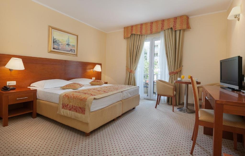 Hotel Bella Vista - Septembrsko poletje v Drveniku, Drvenik, Hrvaška - 945 EUR - 7x nočitev v dvoposteljni sobi pogled park za 2 osebi (1. otrok do 11,99 let in 2. otrok do 2,99 let brezplačno), Polpenzion (samopostrežni zajtrk in večerja)